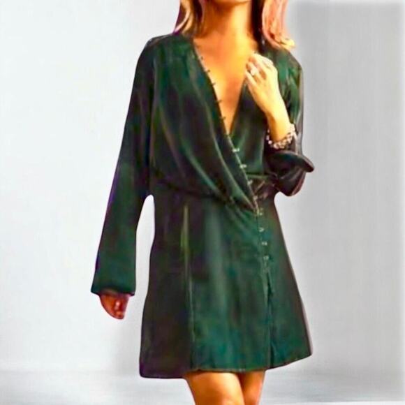 ASOS DESIGN 10 crushed velvet bias cut mini dress with button detail dark green - Picture 2 of 11